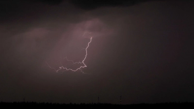 Nach vielen sonnigen und warmen Tagen ziehen Gewitter und Regen über den Freistaat. (Symbolbild) (Foto: Karl-Josef Hildenbrand/dpa)