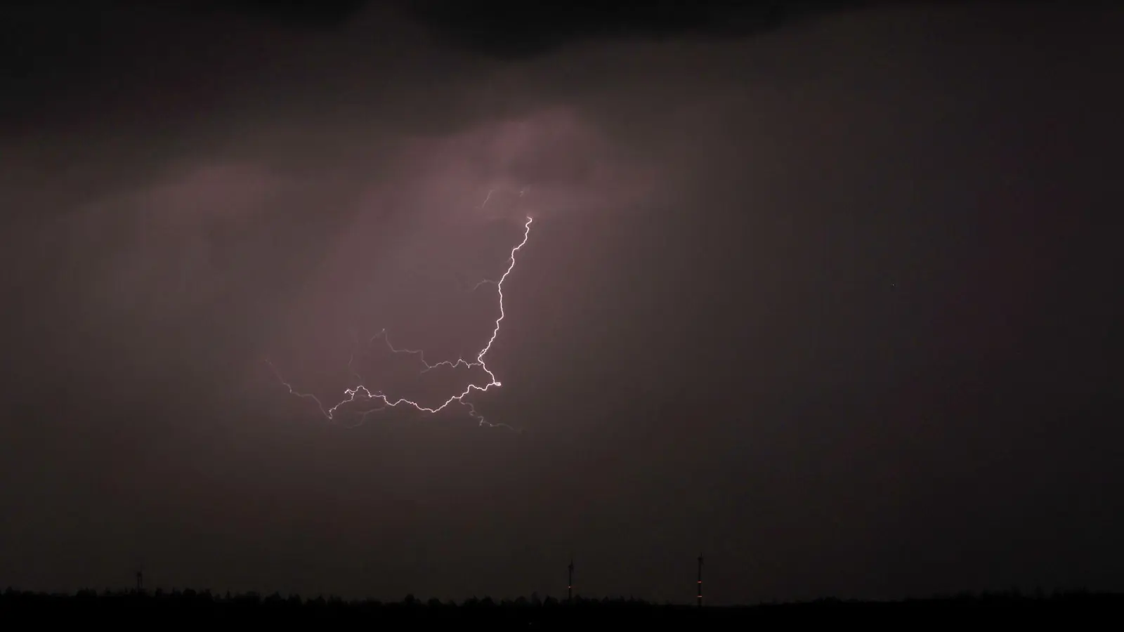 Nach vielen sonnigen und warmen Tagen ziehen Gewitter und Regen über den Freistaat. (Symbolbild) (Foto: Karl-Josef Hildenbrand/dpa)