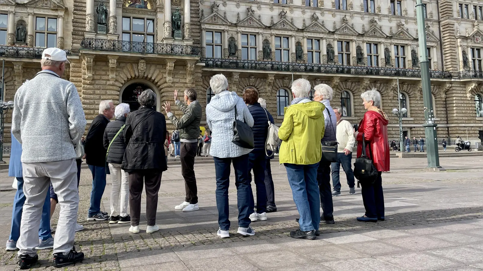 Ein Schloss hat Hamburg nicht, dafür ein imposantes Rathaus. Stadtführer Ronald Lührs gibt es augenzwinkernd gern als Schloss aus, wenn ausländische Touristen unbedingt eines sehen wollen. (Foto: Thomas Wirth)