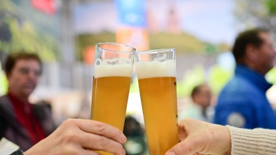 Vorsicht heißt es beim alkoholfreien Hefeweizen der Brauerei Gutmann. (Symbolbild) (Foto: Sebastian Christoph Gollnow/dpa)