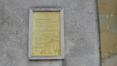 Die vergilbte Infotafel an der ehemaligen Synagoge in Uehlfeld soll durch eine Bronzetafel ersetzt werden. (Foto: Franz Steinlein)