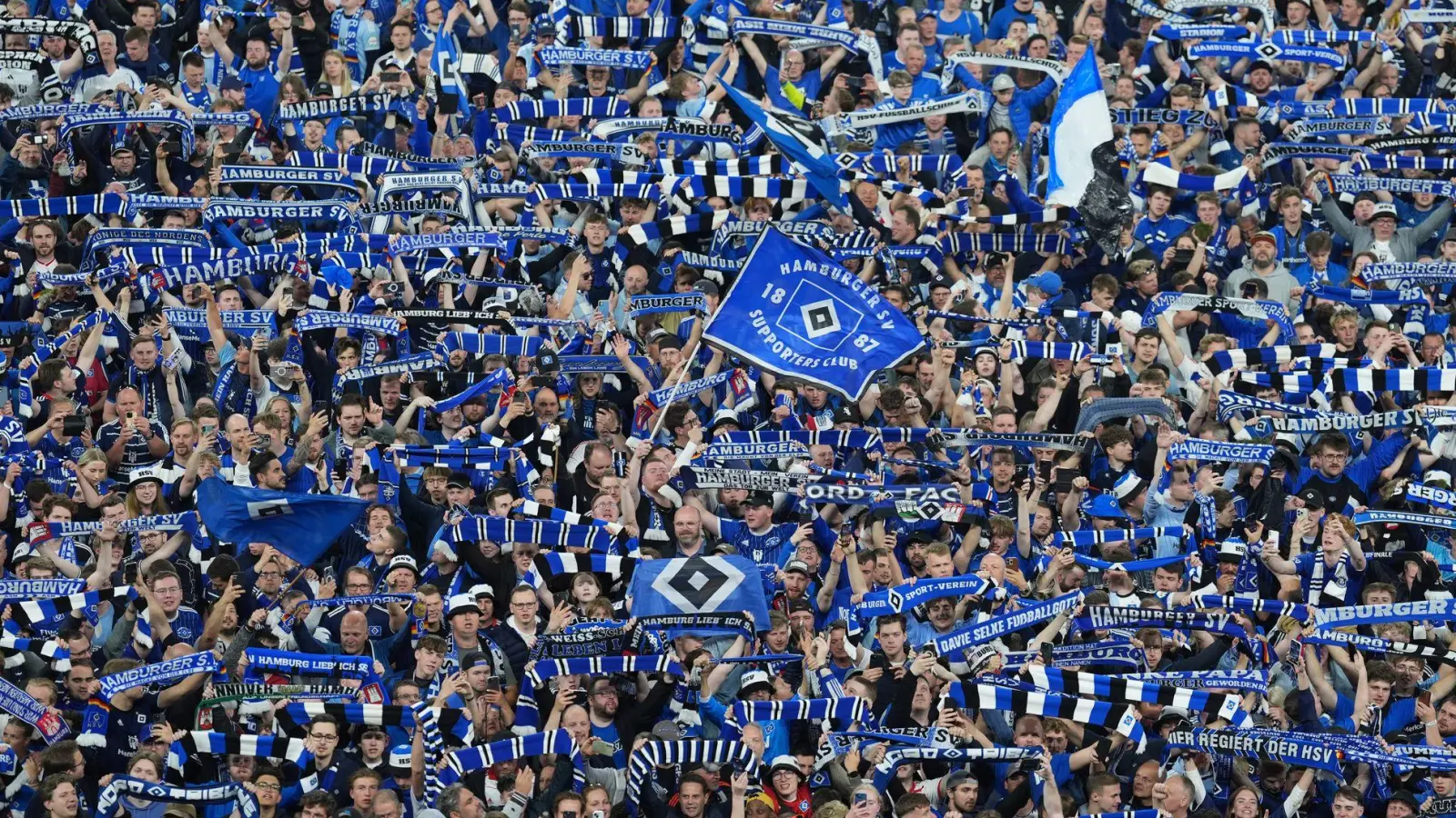 Die Fans des Hamburger SV freuen sich schon auf das Nordderby in Bremen. (Foto: Marcus Brandt/dpa)