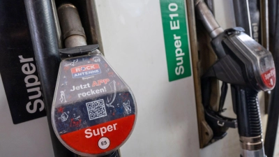 In Bayern tankt es sich zurzeit besonders teuer. (Archivbild) (Foto: Peter Kneffel/dpa)