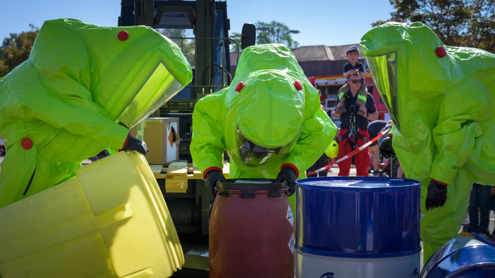 Vorsicht ist geboten, während das Gefahrengut sichergestellt wird. (Foto: René Chlopotowski)