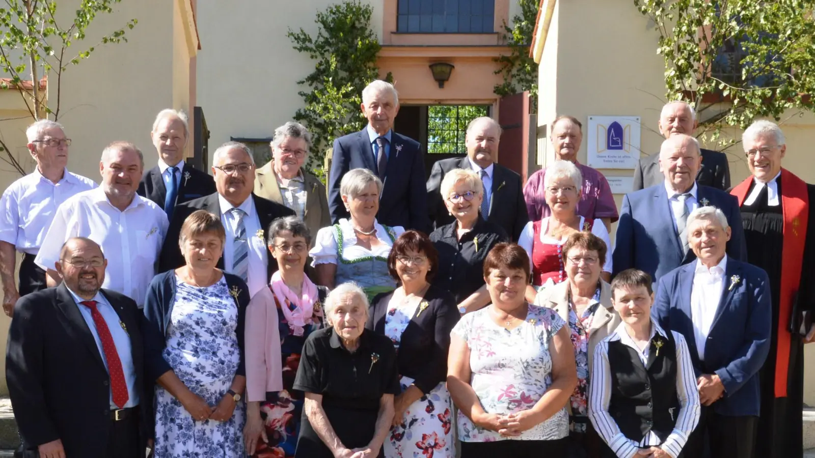 In Fürnheim sind zum Konfirmationsjubiläum in diesem Jahr 22 Frauen und Männer in die St.-Nikolaus-Kirche eingezogen. Pfarrer i.R. Sieghart Schneider sagte, die Jubilare seien „gut dran“, wenn sie in ihrem Leben mit Jesus Christus verbunden geblieben seien. (Foto: Peter Tippl)