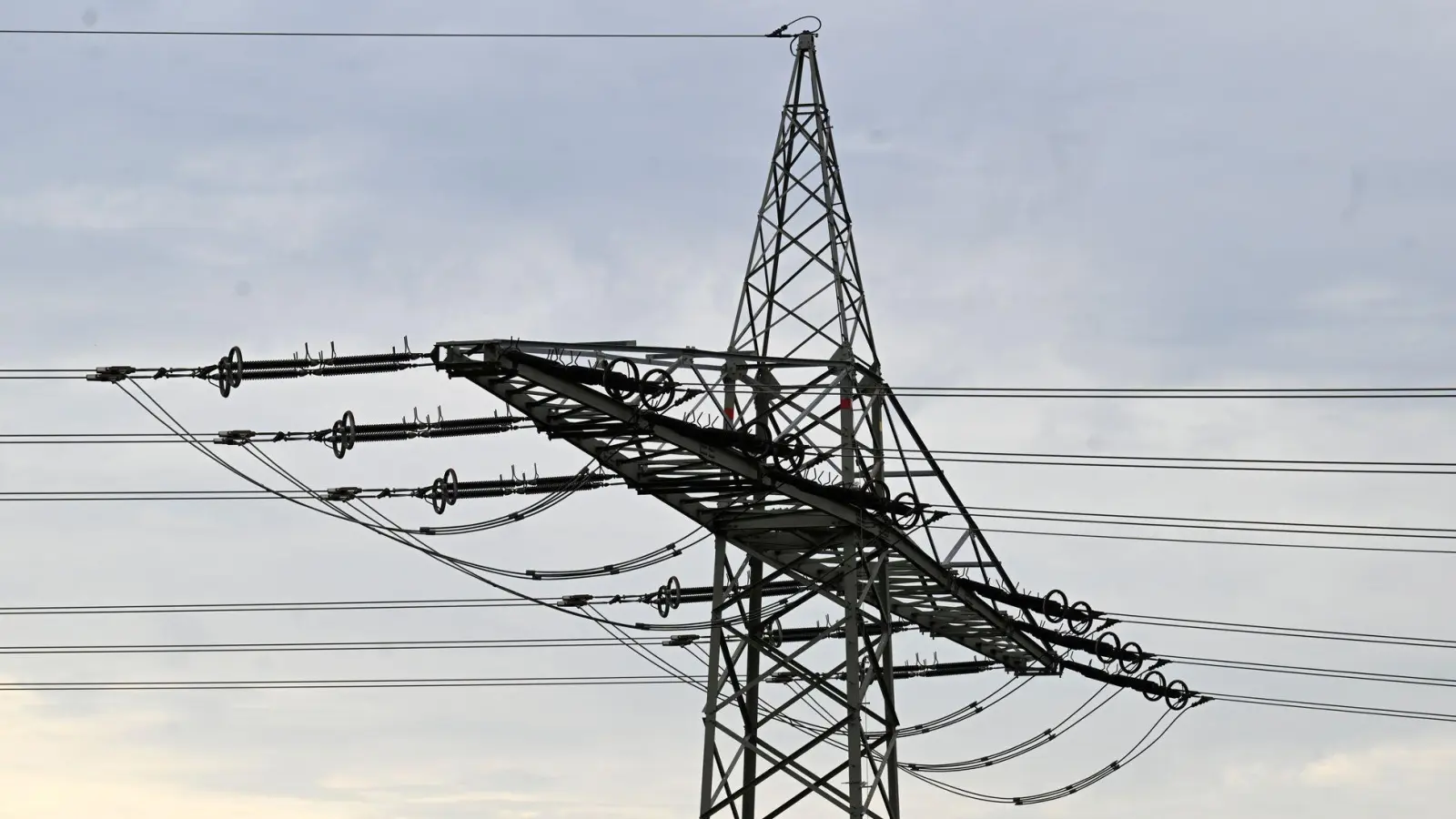 Nach Angaben der Stadtwerke waren etwa 3.000 Haushalte zeitweise ohne Strom. (Symbolbild) (Foto: Roberto Pfeil/dpa)