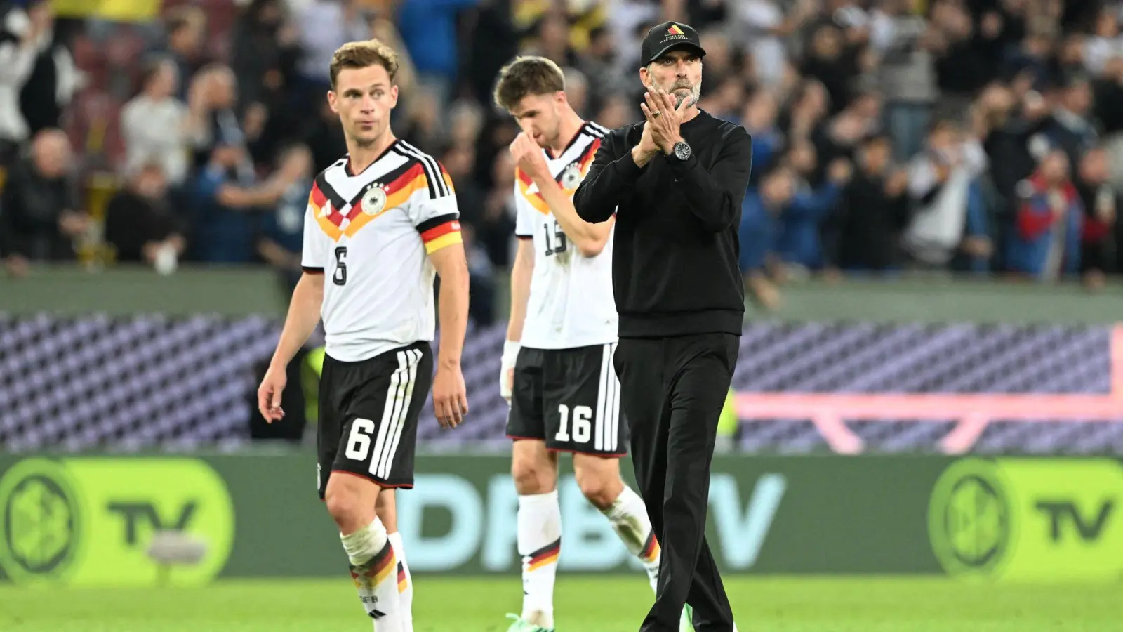 Knirscht es? Joshua Kimmich (l) und Jürgen Klopp nach dem verlorenen Spiel gegen Griechenland. (Archivbild) (Foto: Federico Gambarini/dpa)