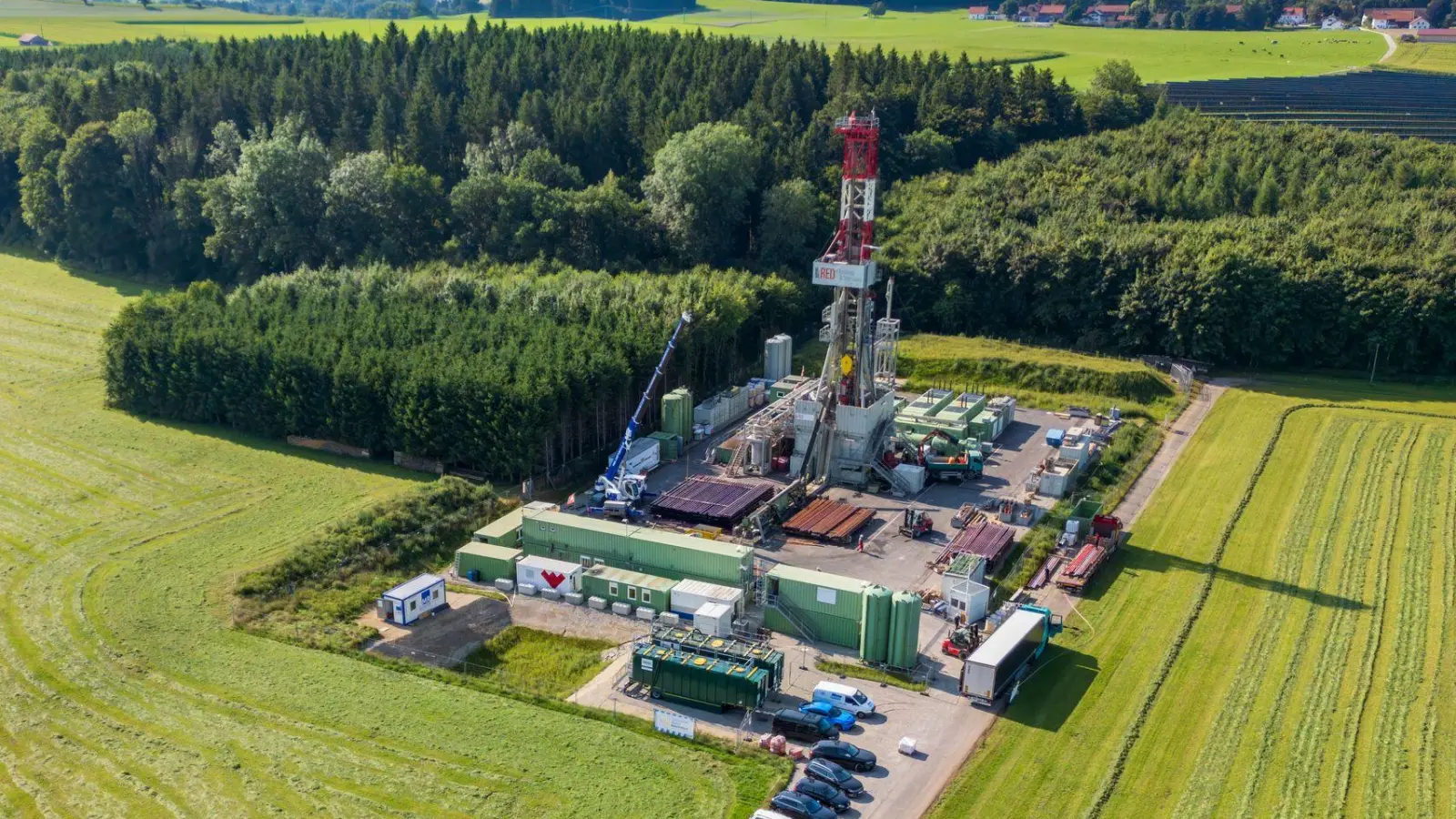 Der Bohrplatz in der Gemeinde Reichling ist nicht nur den Anwohnern ein Dorn im Auge - auch im Kreistag sprachen sich die Mitglieder mehrheitlich gegen die Suche nach Erdgas im Landkreis Landsberg am Lech aus. (Archivbild) (Foto: Peter Kneffel/dpa)