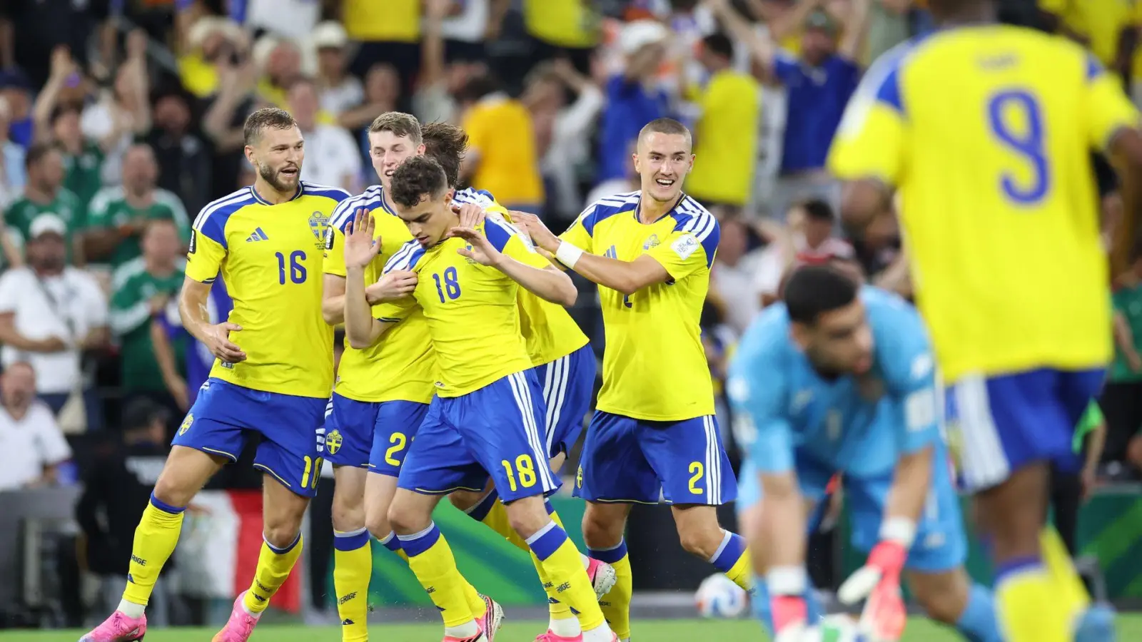 Yasin Ayari ließ Schweden schon früh jubeln. (Foto: Addison Simmons/AP/dpa)