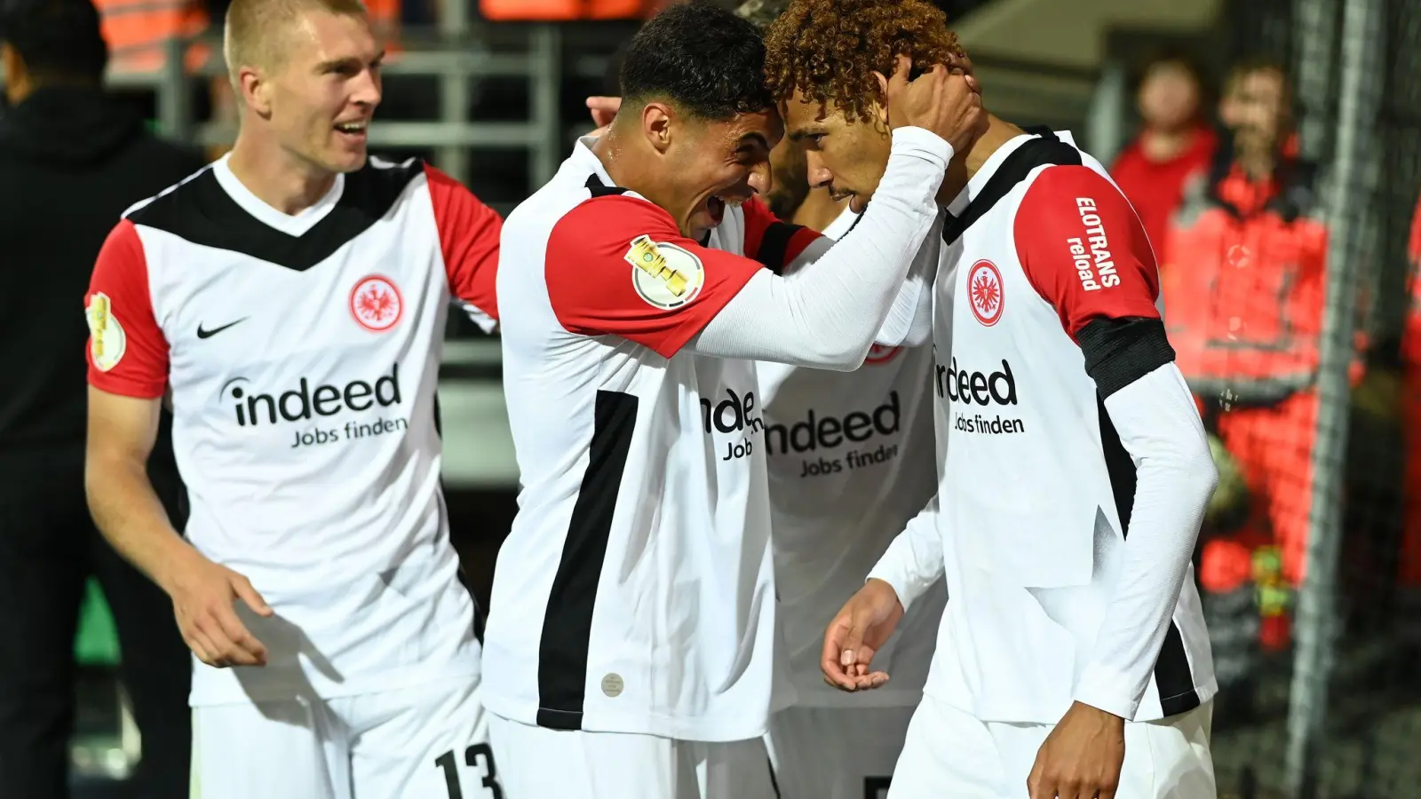 Eintracht Frankfurt jubelt über den Einzug in die zweite Runde des DFB-Pokals. (Foto: Swen Pförtner/dpa)