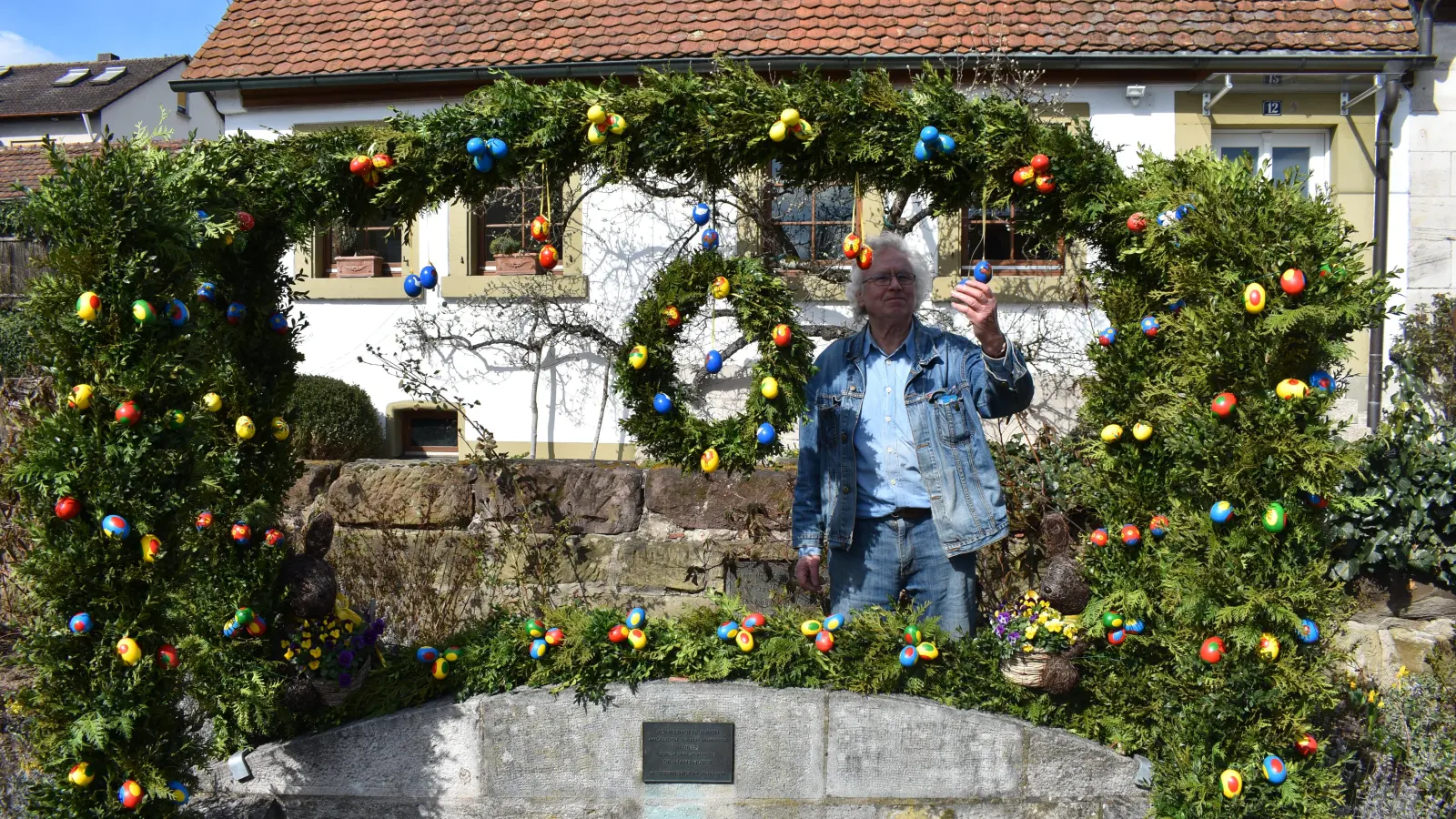 Österlich geschmückt hat der Riedfelder Bürgerverein wieder den Brunnen an der Bundesstraße 8 in Neustadt. Seit einigen Jahren schon bemalt Herbert Meinl (Foto) dafür die Eier. In jedem Jahr kommen ein paar neue Exemplare hinzu. In diesen Jahr zieren 120 Stück den Brunnen. Etliche der farbenfroh bemalten Eier müssen regelmäßig ersetzt werden, da Exemplare „verschwinden” oder mutwillig zerstört werden. (Foto: Ute Niephaus)