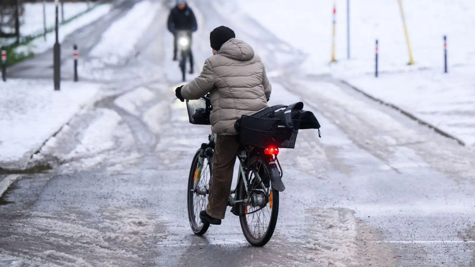 Gefrierender Regen und Schnee macht viele Straßen gefährlich glatt. (Archivbild) (Foto: Julian Stratenschulte/dpa)