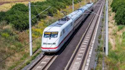 Mit 405 Kilometer pro Stunde rauschte der Hochgeschwindigkeitszug „Velaro Novo“ über die Teststrecke zwischen Leipzig und Erfurt. (Foto: Jacob Schröter/dpa)