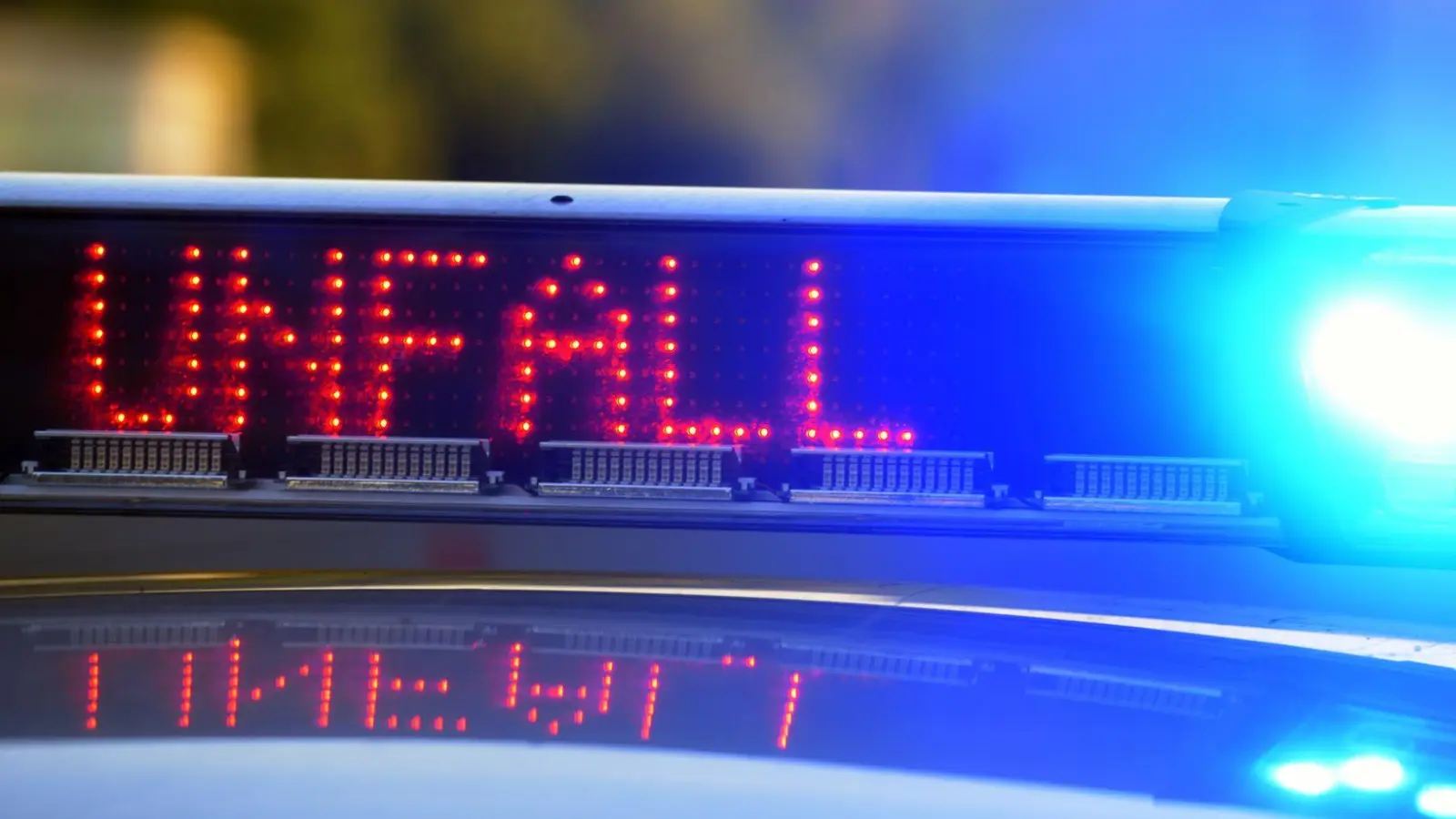 Der Autofahrer erfasste laut Polizei das Motorrad, als er links abbiegen wollte. (Symbolbild) (Foto: Stefan Puchner/dpa)