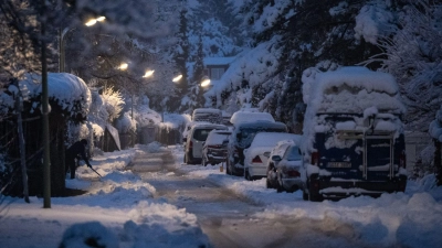 Schnee und Glätte sorgen weiterhin für Probleme auf den Straßen Bayerns. (Foto: Lukas Barth-Tuttas/dpa)