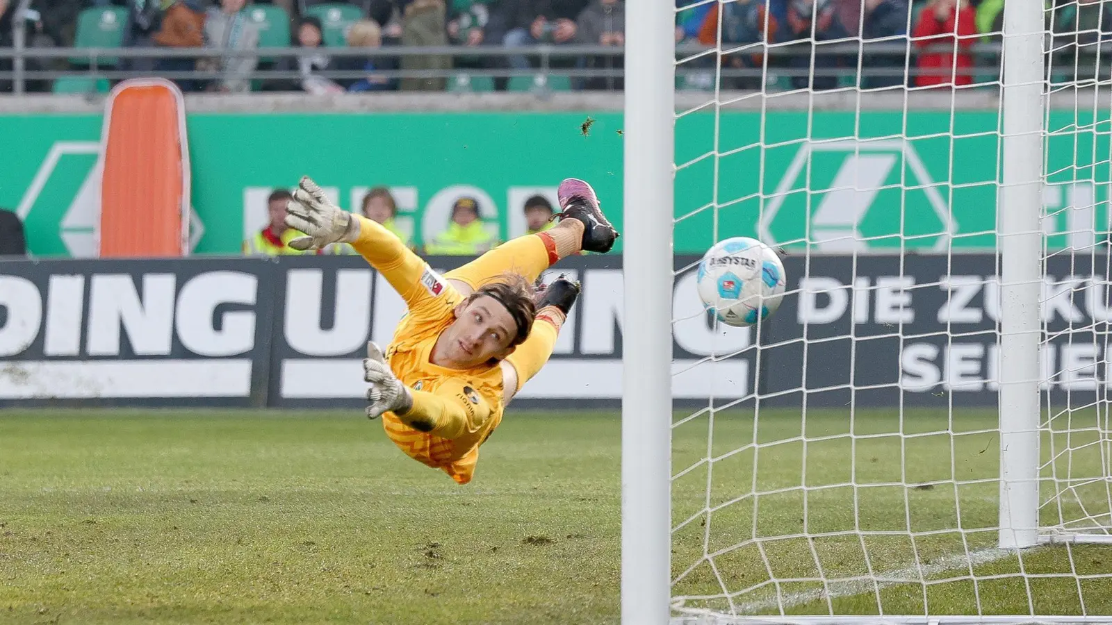 Fürths Torwart Körber war beim 0:1 chancenlos und musste später ausgewechselt werden. (Foto: Friso Gentsch/dpa)