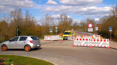 Die Sperrschilder stehen: Die beauftragte Baufirma hat mit ersten Vorarbeiten begonnen.  (Foto: Markus Weinzierl)