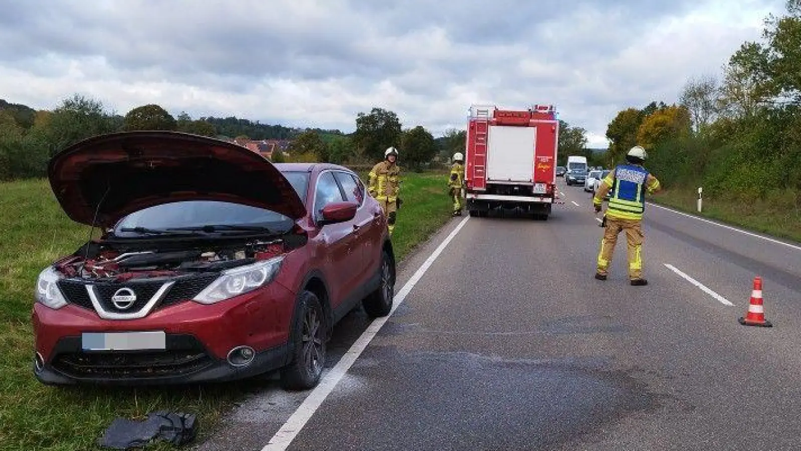 Wegen eines technischen Defekts hat ein Auto auf der B13 in Richtung Lehrberg angefangen zu brennen. (Foto: Robert Maurer)