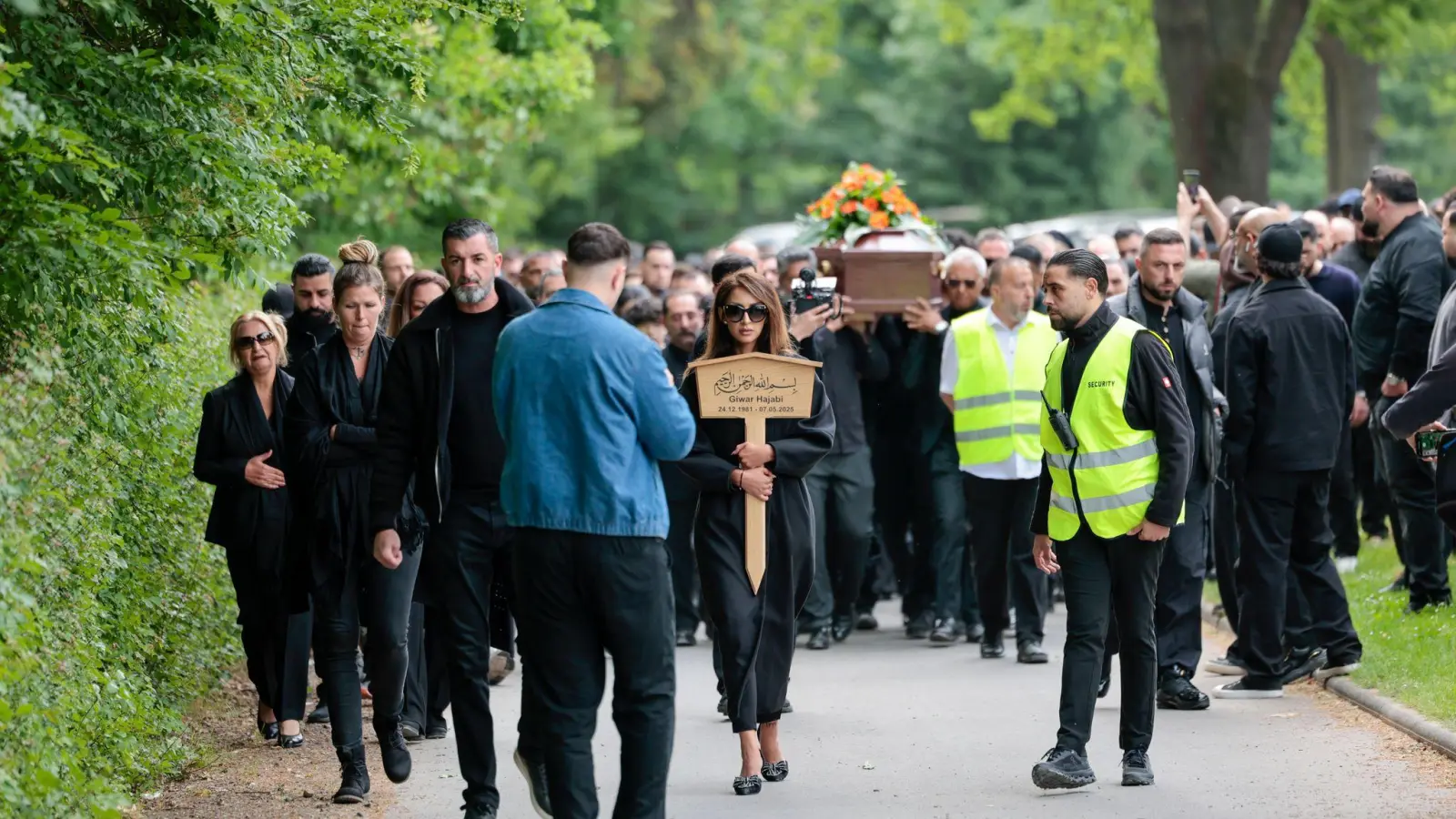 An der Beerdigung nahmen knapp 1.000 Menschen teil.  (Foto: Thomas Banneyer/dpa)