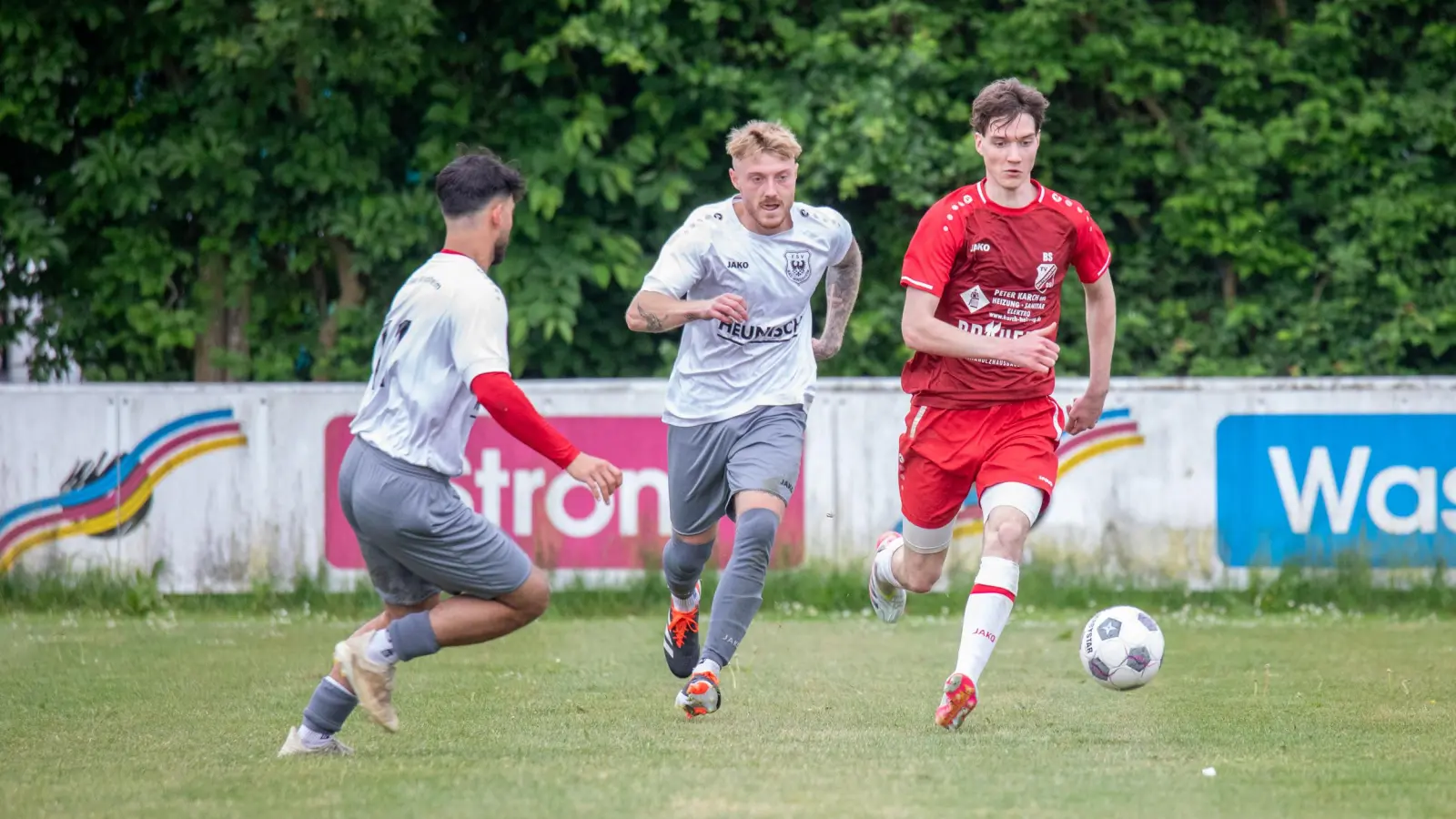 Im Vorwärtsgang: Jens Weißkopf (Mitte, Bad Windsheim) und Benjamin Scheiderer (Dietenhofen). (Foto: Markus Zahn)
