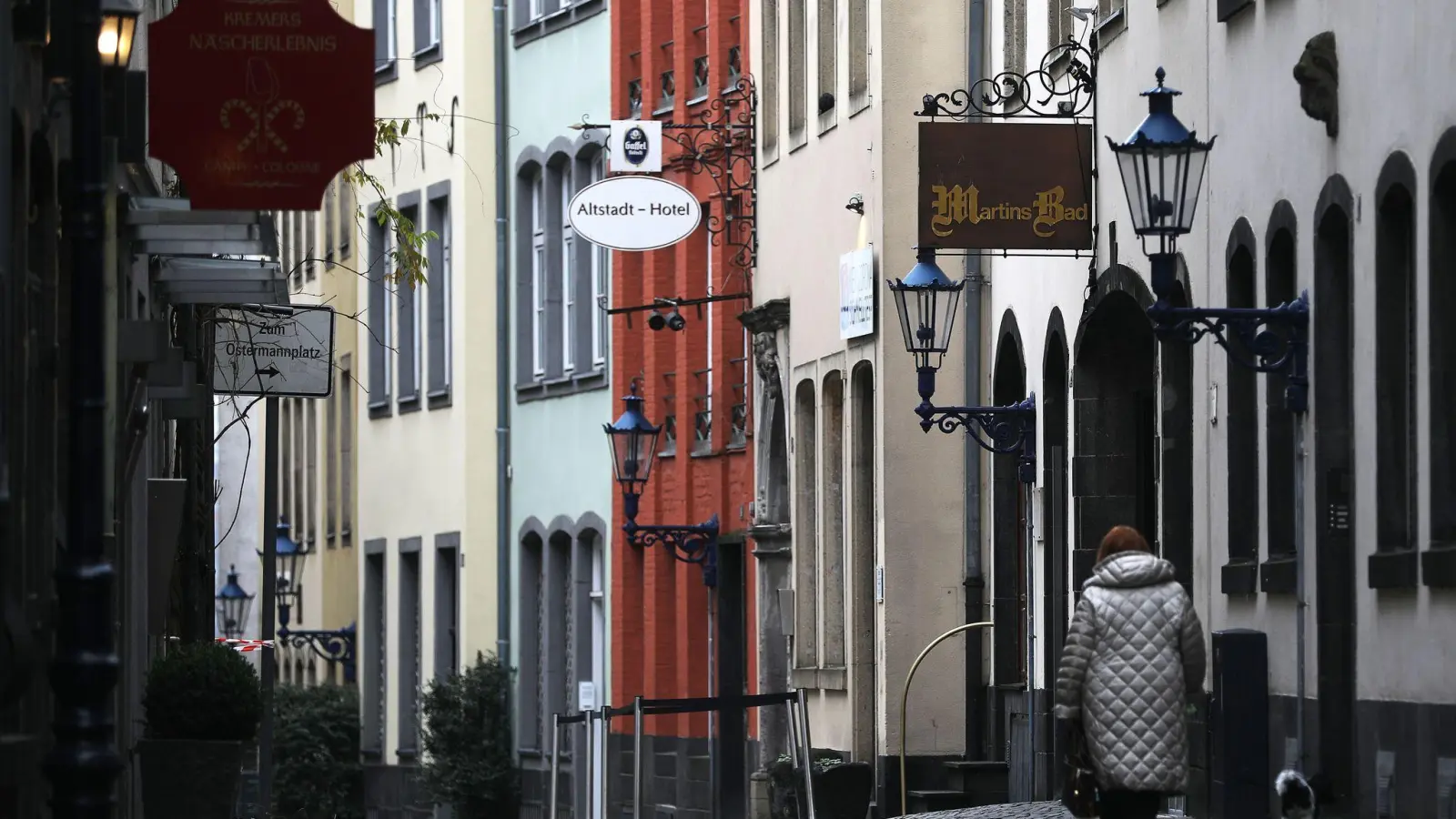 In den Gassen der Kölner Altstadt soll ein Taxifahrer gezielt Frauen angefahren und verletzt haben. (Foto: Oliver Berg/dpa)