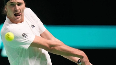 Volle Konzentration auf den Ball und den Schlag: Alexander Zverev (Foto: Luca Bruno/AP/dpa)
