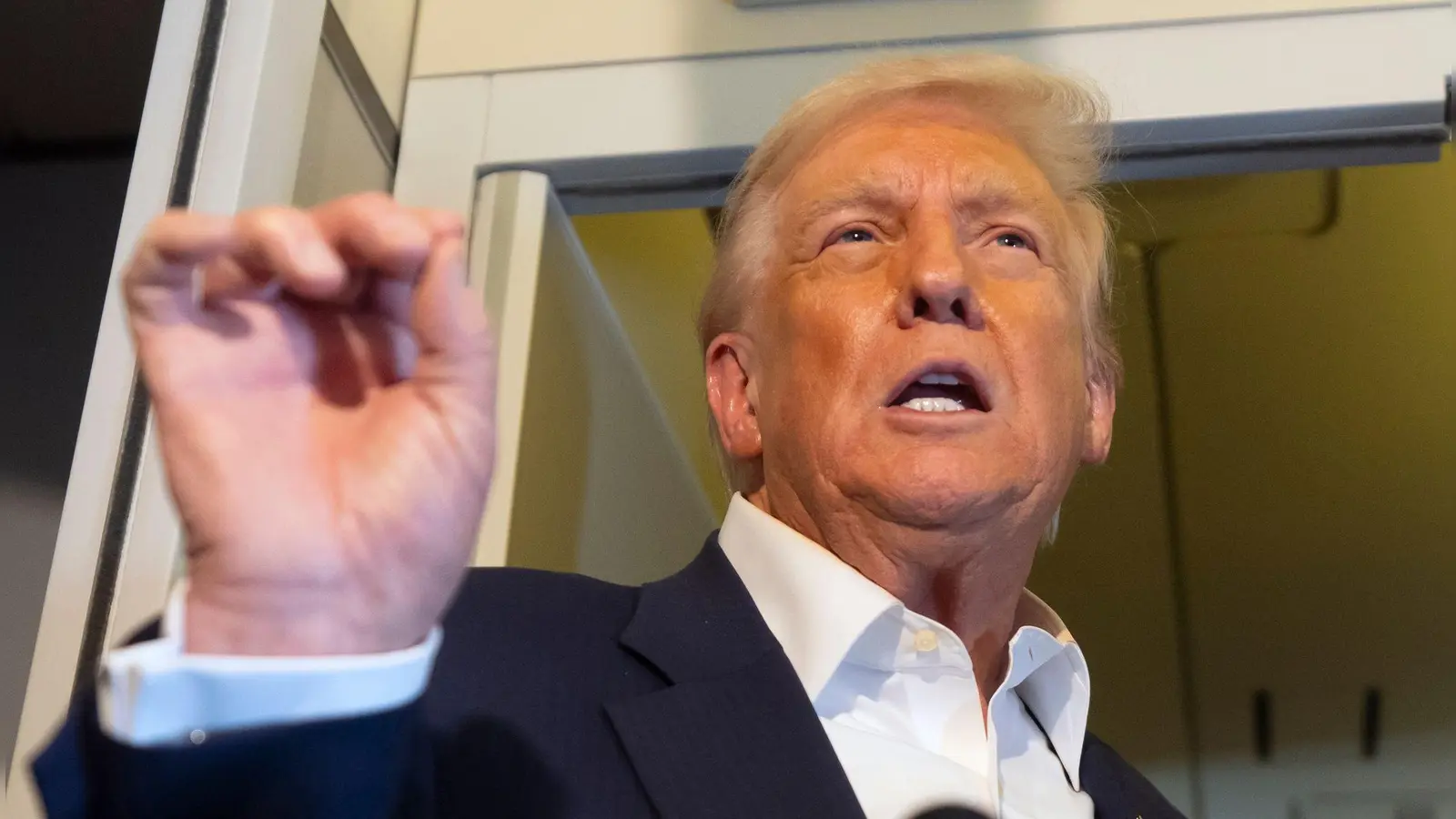 In den vergangenen Monaten hatte es immer wieder Spekulationen über den Gesundheitszustand des US-Präsidenten gegeben. (Foto: Mark Schiefelbein/AP/dpa)