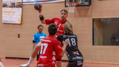 Auf die Tore von Philipp Schemm (oben mit Ball im Spiel gegen Günzburg) hoffen die Rothenburger auch in Landshut. (Foto: Markus Zahn)