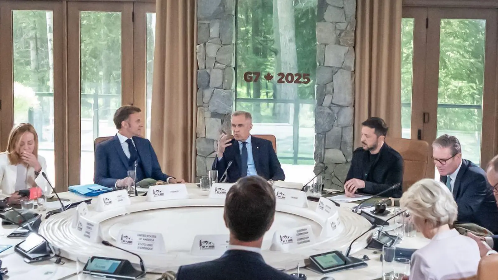 Mit Selenskyj, aber ohne Trump: Der G7-Gipfel nach der Abreise des US-Präsidenten. (Foto: Michael Kappeler/dpa POOL/dpa)