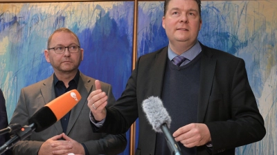 Verdi-Chef Frank Wernicke (l) und der Verhandlungsführer der Länder, Hamburgs Finanzsenator Andreas Dressel, in Potsdam. (Foto: Michael Bahlo/dpa)