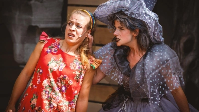 Was eine junge Hexe darf und was nicht, da gibt es unterschiedliche Vorstellungen – eine Szene mit Juliane Krug als kleine Hexe (links) und Chantale Schumacher als Muhme Rumpumpel. (Foto: Nicole Brühl)