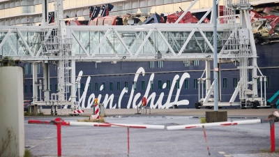 Die Folgen der Kollision sind deutlich sichtbar: Die „Mein Schiff 3“ muss nach dem Zusammenstoß in Bremerhaven zur Reparatur in die Werft. (Foto: Sina Schuldt/dpa)