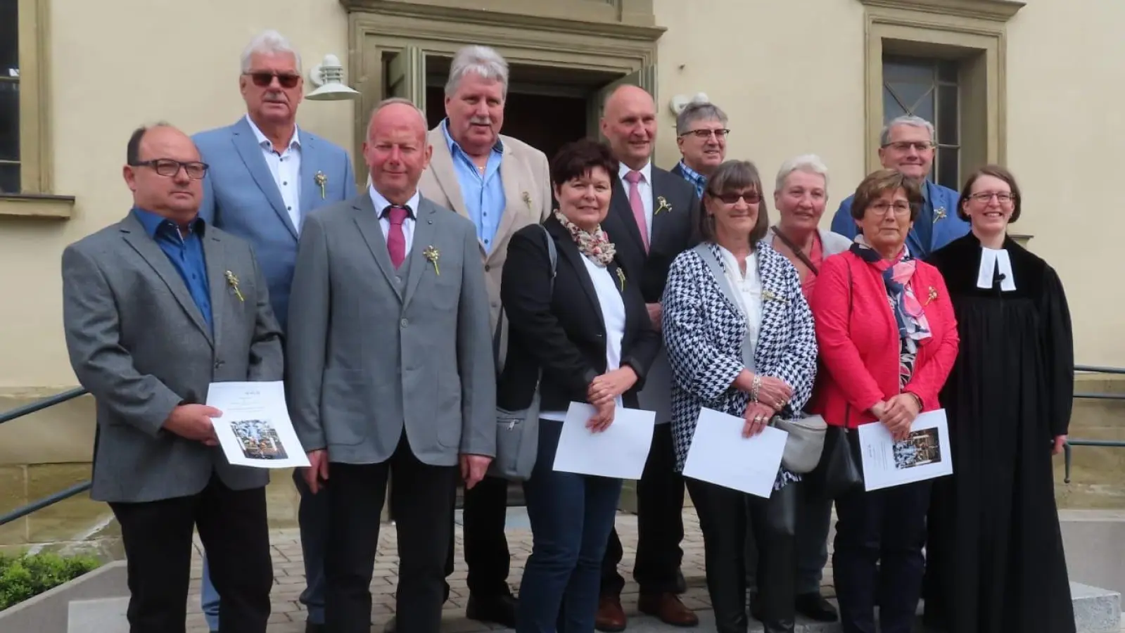 Jubelkonfirmandinnen und -konfirmanden mit Pfarrerin Sichert am Eingang der St. Wendelin Kirche in Lehengütingen. (Foto: Monika Dietz)