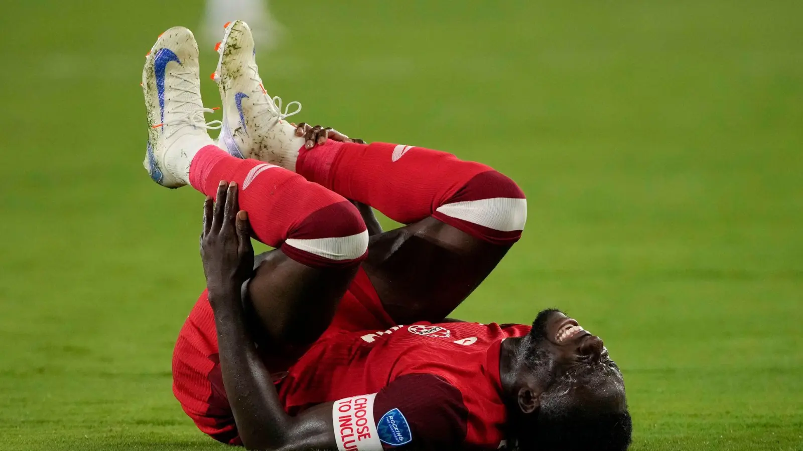 Alphonso Davies erholt sich derzeit von einer schweren Verletzung (Foto: Pamela Smith/AP)