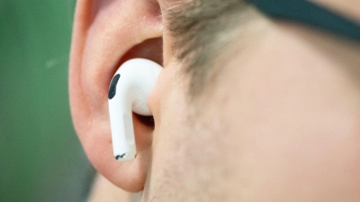 Stoppt die Musikwiedergabe plötzlich, kann das an der automatischen Ohrerkennung der Airpods liegen. (Foto: Franziska Gabbert/dpa-tmn)