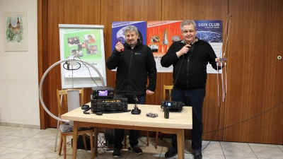 Peter Pfisterer (links) und Michael Moller zählen zu den Gründungsmitgliedern der neuen Ortsgruppe Westmittelfranken im Deutschen Amateur-Radio-Club (DARC). Die Vereinsmitglieder treffen sich monatlich im Gasthof Linden im gleichnamigen Windelsbacher Ortsteil, um von ihrem Schwarmwissen zu profitieren. (Foto: Kristina Schmidl)