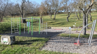 Eine Sportmöglichkeit an der frischen Luft, die für alle Altersgruppen offen steht: So könnte ein Bewegungs-Parcours aussehen. (Foto: Florian Schwab)
