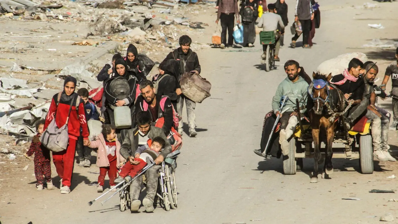 Palästinenser fliehen nach einer Militäroperation der Armee im nördlichen Gazastreifen. (Archivbild) (Foto: Mahmoud Issa/SOPA Images via ZUMA Press Wire/dpa)