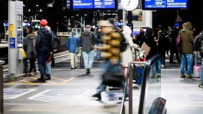 Seit heute gilt bei der Deutschen Bahn und auch an vielen weiteren Stellen im öffentlichen Nahverkehr ein neuer Fahrplan.  (Foto: Carsten Koall/dpa)