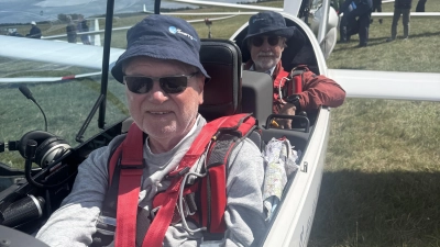 Das Doppelsitzer-Team Wagner (vorne) und Dr. Müller vor dem Start zu einem Wettbewerbsflug.  (Foto: Thomas Schwanitz)