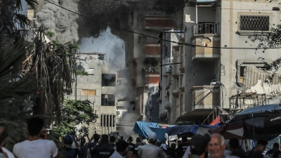 Dichter Rauch quillt aus einem Wohnhaus im Flüchtlingslager Bureidsch, nachdem es von einem israelischen Luftangriff getroffen wurde. (Foto: Omar Naaman/dpa)