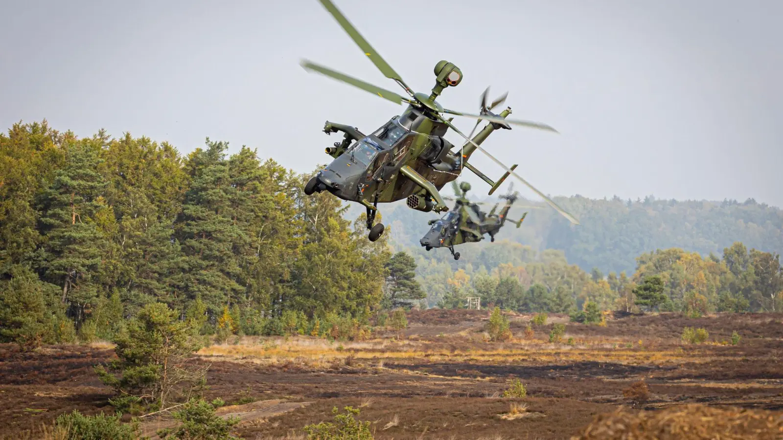 Kampfhubschrauber vom Typ „Eurocopter Tiger“ bei einer Ausbildungs- und Lehrübung in Niedersachsen. (Foto: Moritz Frankenberg/dpa)