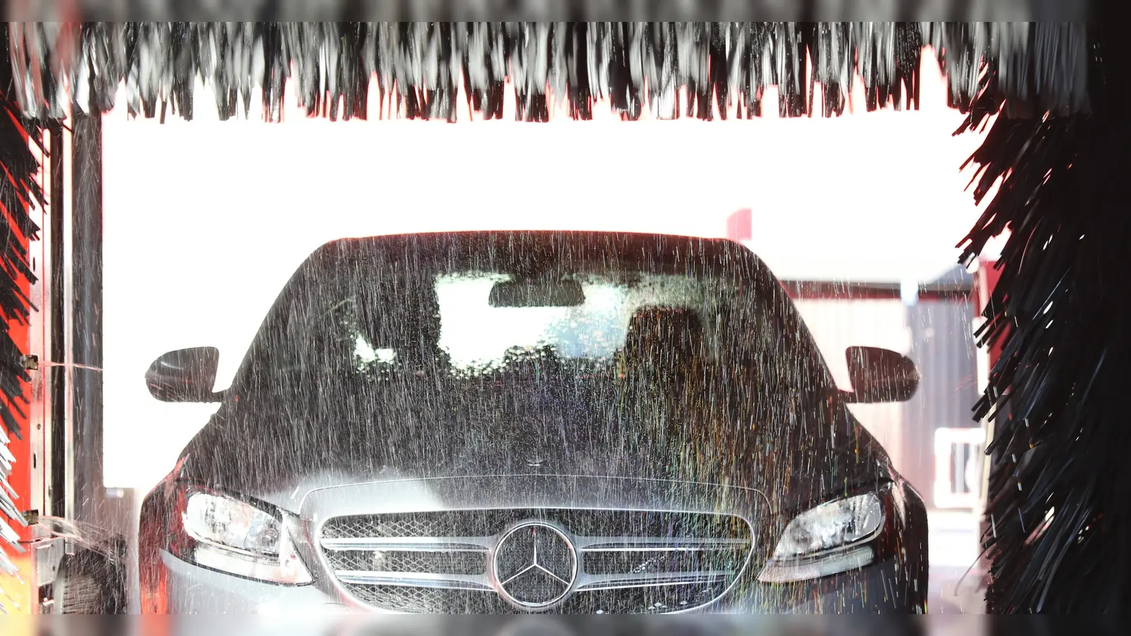 Ein Auto sollte regelmäßig gründlich gereinigt werden, am besten in einer modernen Waschstraße. (Foto: Pixabay)