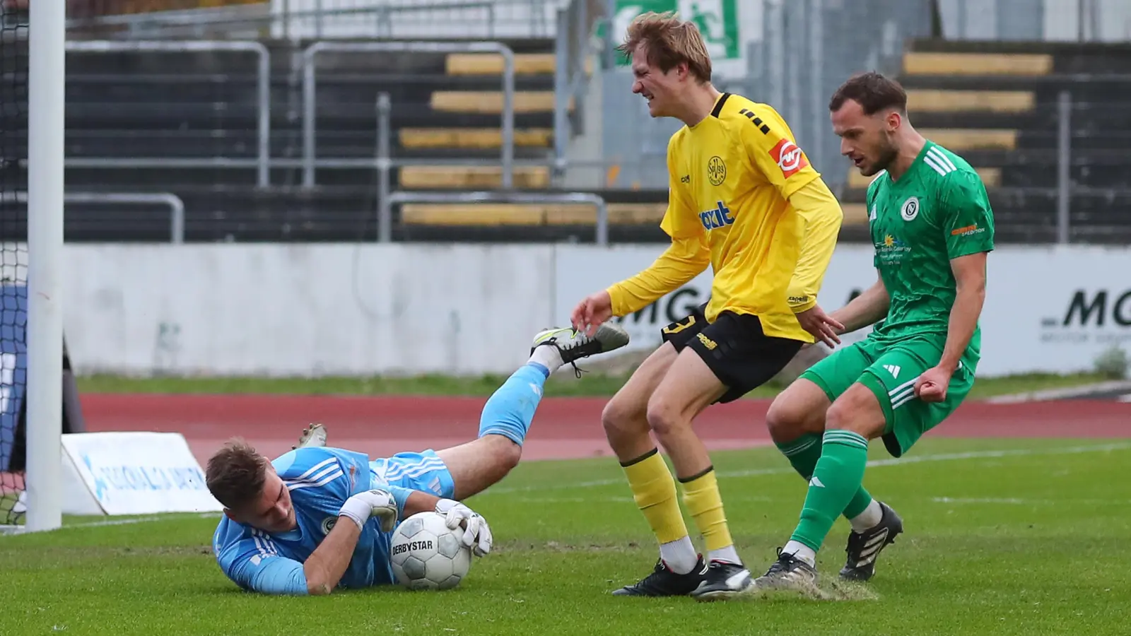 Ansbachs Torhüter Heiko Schiefer packt vor dem Bayreuther Angreifer Levi Kraus zu. (Foto: Peter Kolb)