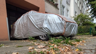 Gut verpackt: Hagelschutzdecken sollen vor Beulen und Lackschäden durch Hagelschlag schützen. (Foto: Tom Nebe/dpa-tmn)