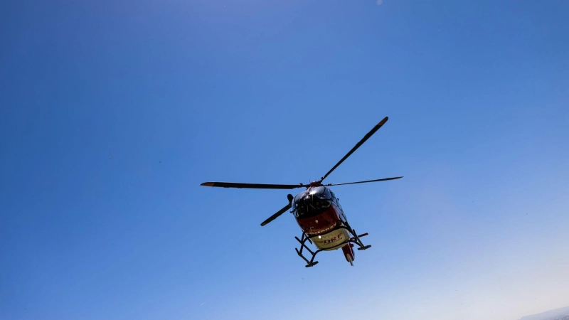 Der Fahrer wurde mit einem Rettungshubschrauber in eine Klinik gebracht. (Symbolbild)  (Foto: Philipp von Ditfurth/dpa)