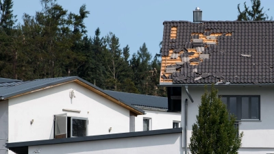 Hat ein Sturm das Dach des Eigenheims beschädigt, kommt die Wohngebäudeversicherung für den Schaden auf.  (Foto: Sven Hoppe/dpa/dpa-tmn)