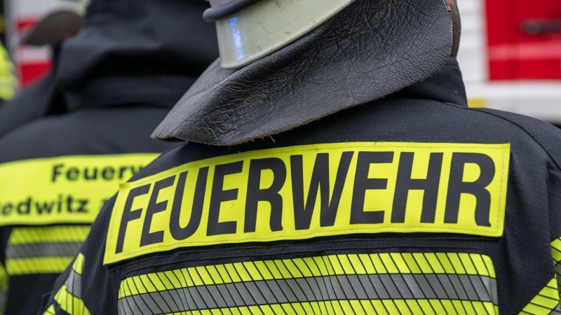 Die Feuerwehr löschte den Dachstuhlbrand. (Symbolbild) (Foto: Daniel Vogl/dpa)