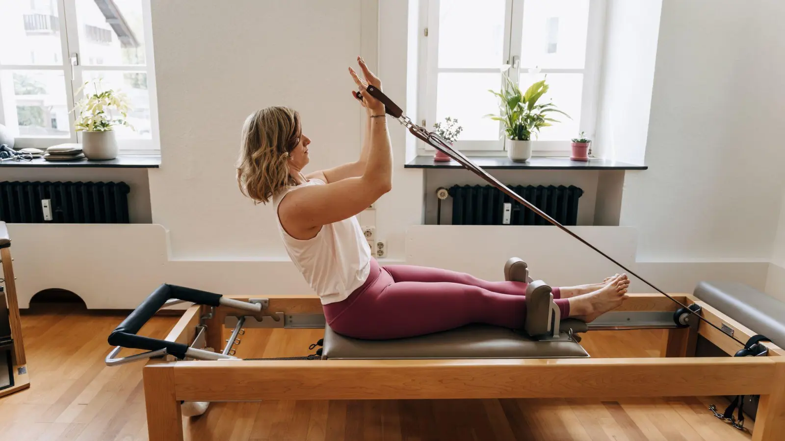 Pilates erlebt derzeit ein echtes Comeback – besonders das Training auf dem Reformer begeistert viele Fitnessfans. (Foto: Franziska Zeka/Echte Herzensmomente Fotografie/dpa-tmn)