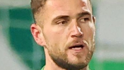 Dennis Srbeny (l) sticht als Joker der Fürther zu. (Foto: Daniel Karmann/dpa)